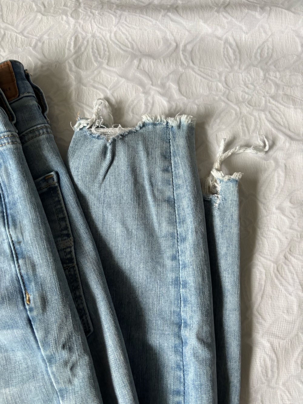 American Eagle Outfitters Light Blue Distressed Women’s Jeans - Picture 3 of 8